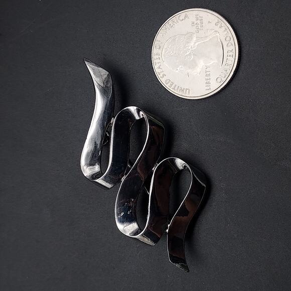 Vintage M Jent Signed Brooch Ribbon Ripple Silver Tone Costume Jewelry - Picture 6 of 10